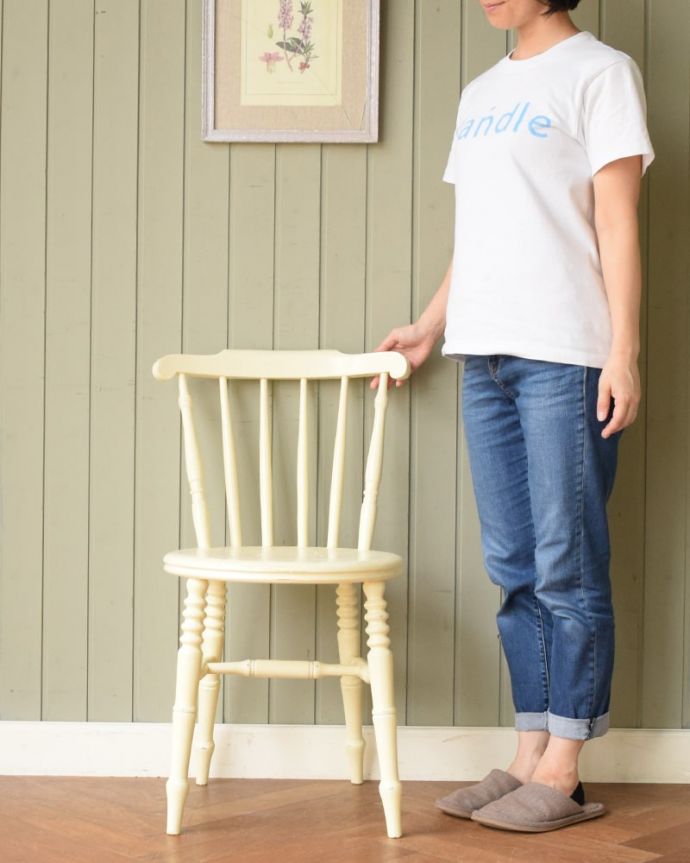 ダイニングチェア　アンティーク チェア　アンティーク キッチンチェアー　なんとも言えないあたたかみのある椅子家庭のキッチンで使われていた素朴なデザインの椅子は、なんだかほっこりあたたかい雰囲気なんです。(k-1700-c)