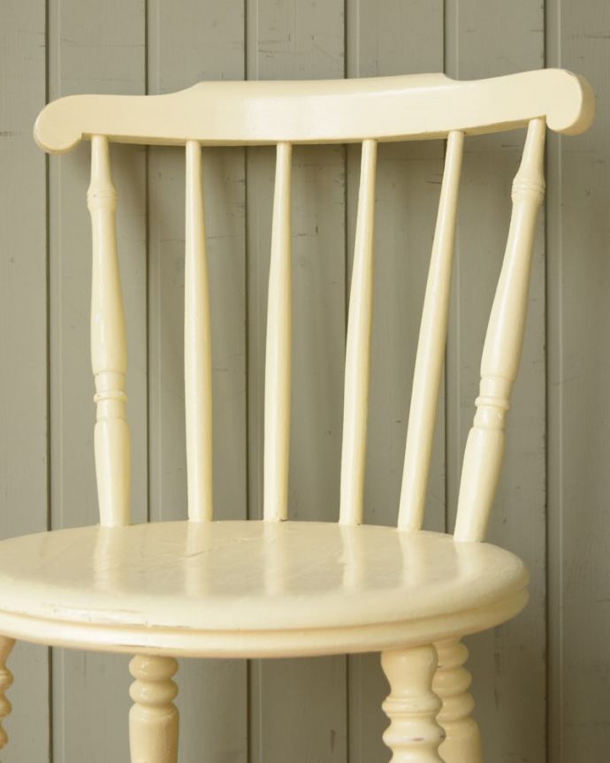 ダイニングチェア　アンティーク チェア　アンティーク キッチンチェアー　背もたれは家庭のデザイン同じように見えて、それぞれの家庭で少しずつ違う背もたれのデザイン。(k-1700-c)