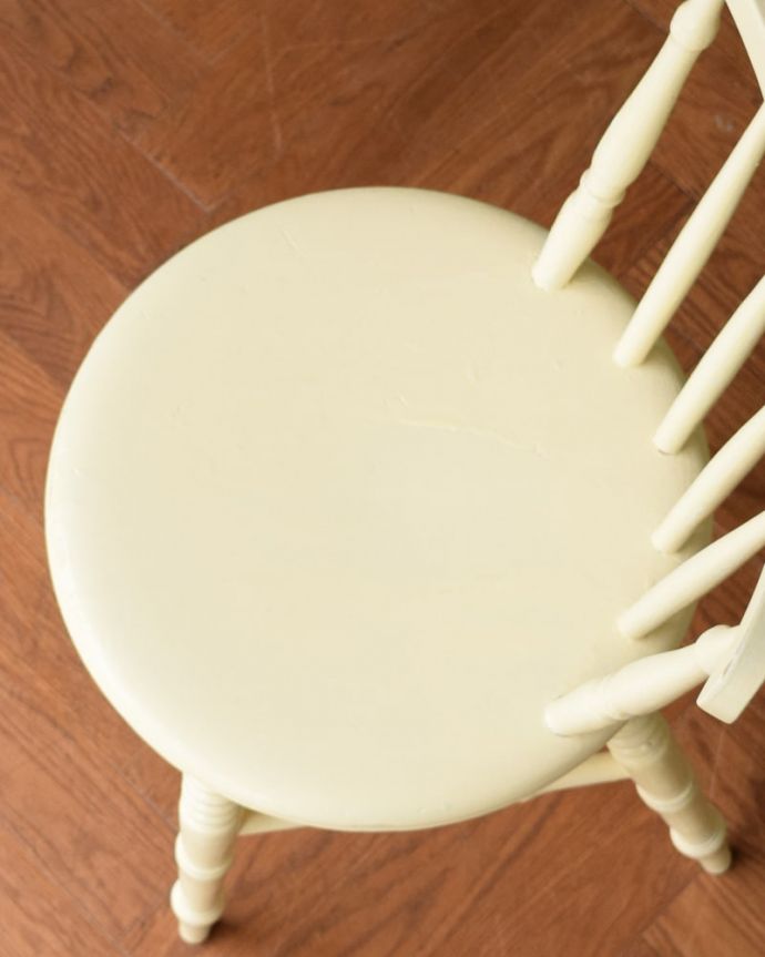 ダイニングチェア　アンティーク チェア　アンティーク キッチンチェアー　可愛い丸い座面素朴な雰囲気の座面。(k-1700-c)