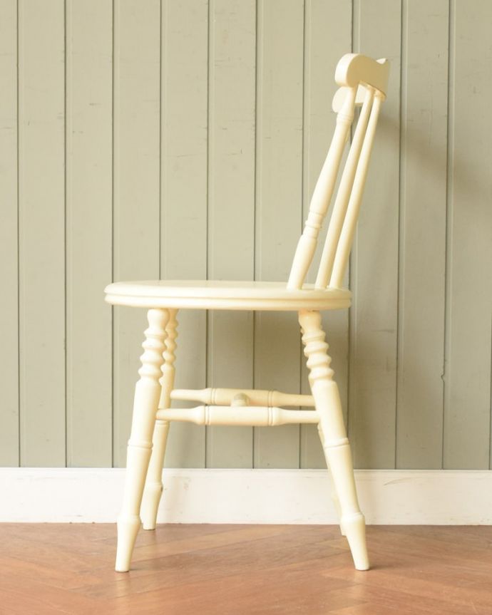 ダイニングチェア　アンティーク チェア　アンティーク キッチンチェアー　横顔もほっこりデザイン横から見ても、なんだかほっこりぬくもりあるデザイン。(k-1700-c)