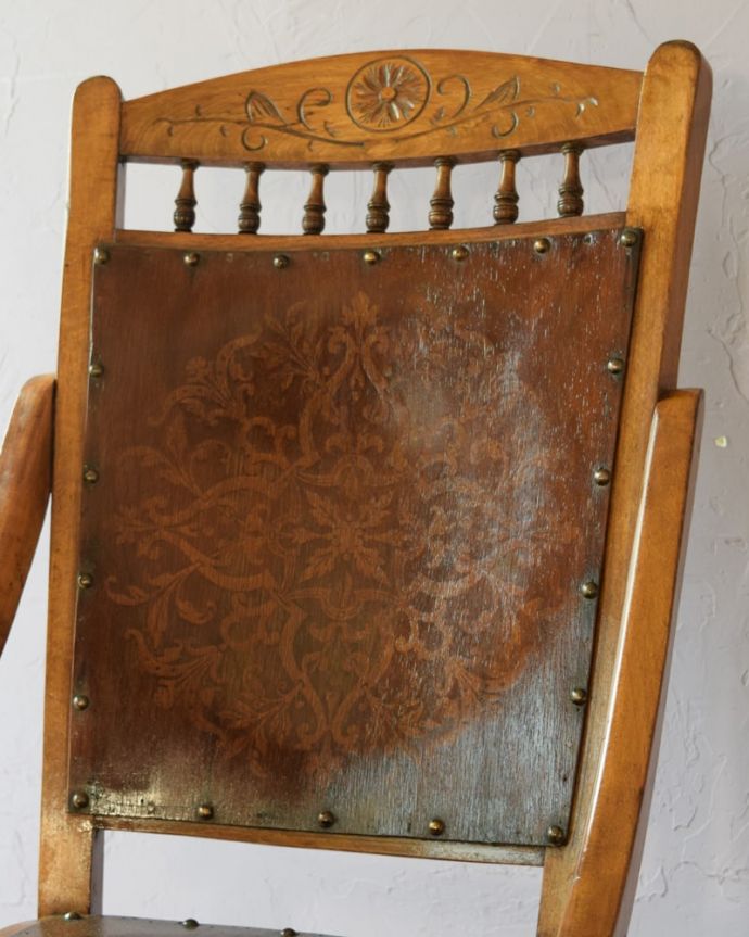 パーソナルチェア アンティークチェア・椅子 アンティーク ロッキングチェアー しっかりと包み込んでくれる背もたれ・・・背中をしっかりと支えてくれる背もたれは、デザインもオシャレ。(k-1701-c)