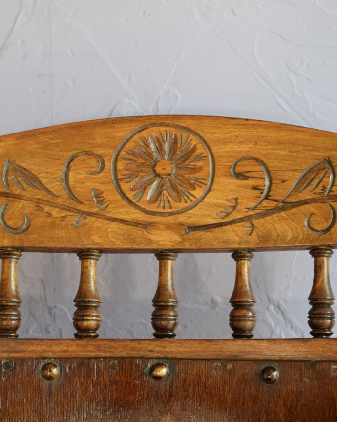 パーソナルチェア アンティークチェア・椅子 アンティーク ロッキングチェアー うっとりするほど細かい細工まだ機械の発達していない時代に、手作業で作られた細かい細工。(k-1701-c)