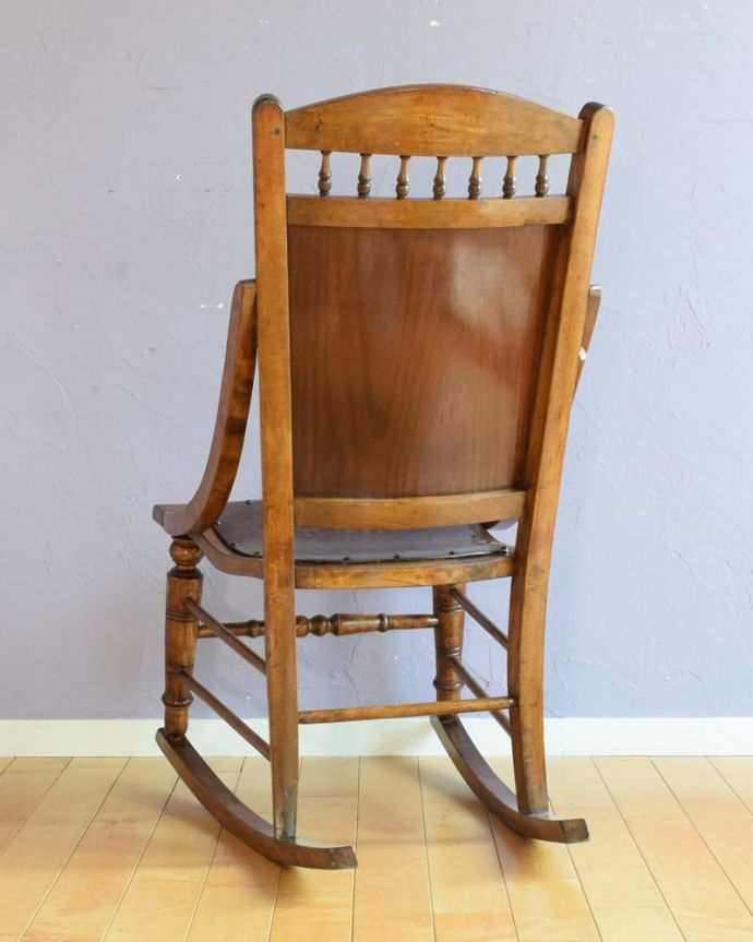 パーソナルチェア アンティークチェア・椅子 アンティーク ロッキングチェアー 後ろ姿にも自信があります!後ろから見てもやっぱりカッコいい。(k-1701-c)