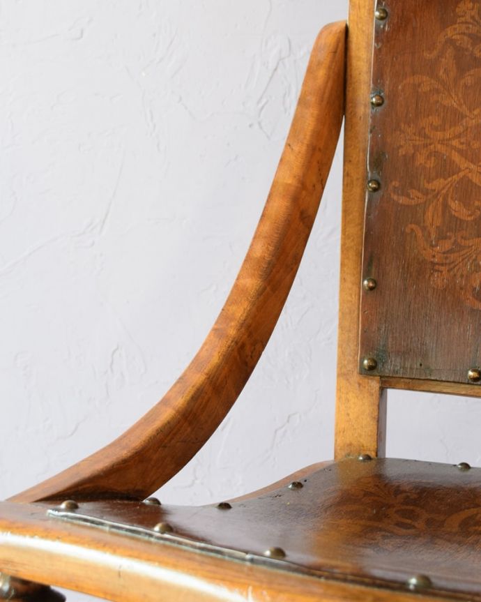 パーソナルチェア アンティークチェア・椅子 アンティーク ロッキングチェアー さらにリラックスできるアーム付き1人掛けのアーム付きチェアは、自分だけの時間をリラックスさせてくれる最強アイテム。(k-1701-c)