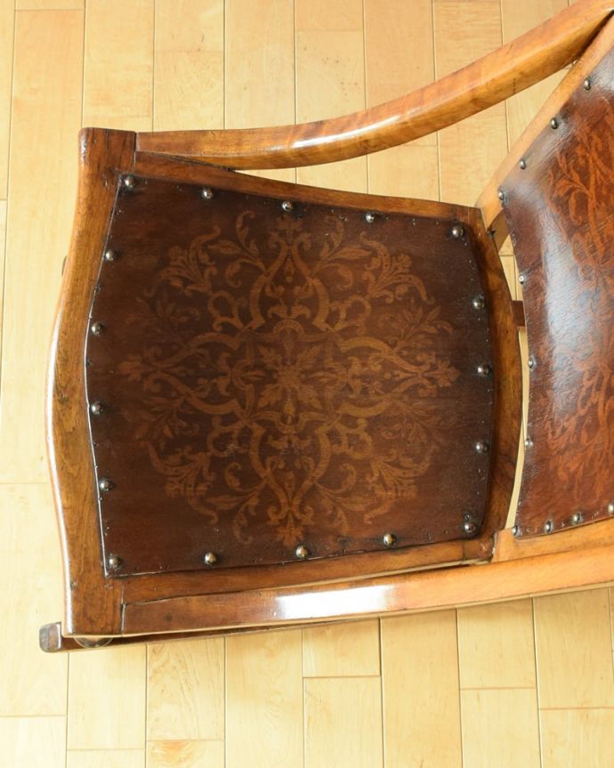 パーソナルチェア アンティークチェア・椅子 アンティーク ロッキングチェアー 広々とした座面ふかふかの大きな座面が包み込んでくれます。(k-1701-c)