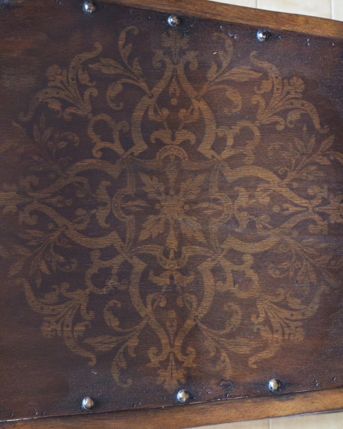 パーソナルチェア アンティークチェア・椅子 アンティーク ロッキングチェアー 生地のセレクトにもこだわりました優雅なアンティークチェアの雰囲気をそのままに、一番似合う貼り座をじっくり選びました。(k-1701-c)