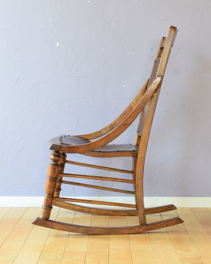 パーソナルチェア アンティークチェア・椅子 アンティーク ロッキングチェアー 横から見てもカッコいい!バツグンの掛け心地が自慢のロッキングチェア。(k-1701-c)