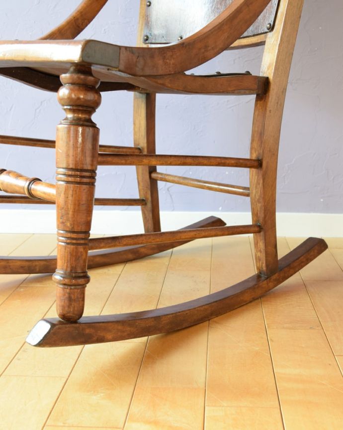 パーソナルチェア アンティークチェア・椅子 アンティーク ロッキングチェアー 脚元はロッキングになっていますメンテナンスをしっかりしてるので安心しておかけ下さい。(k-1701-c)