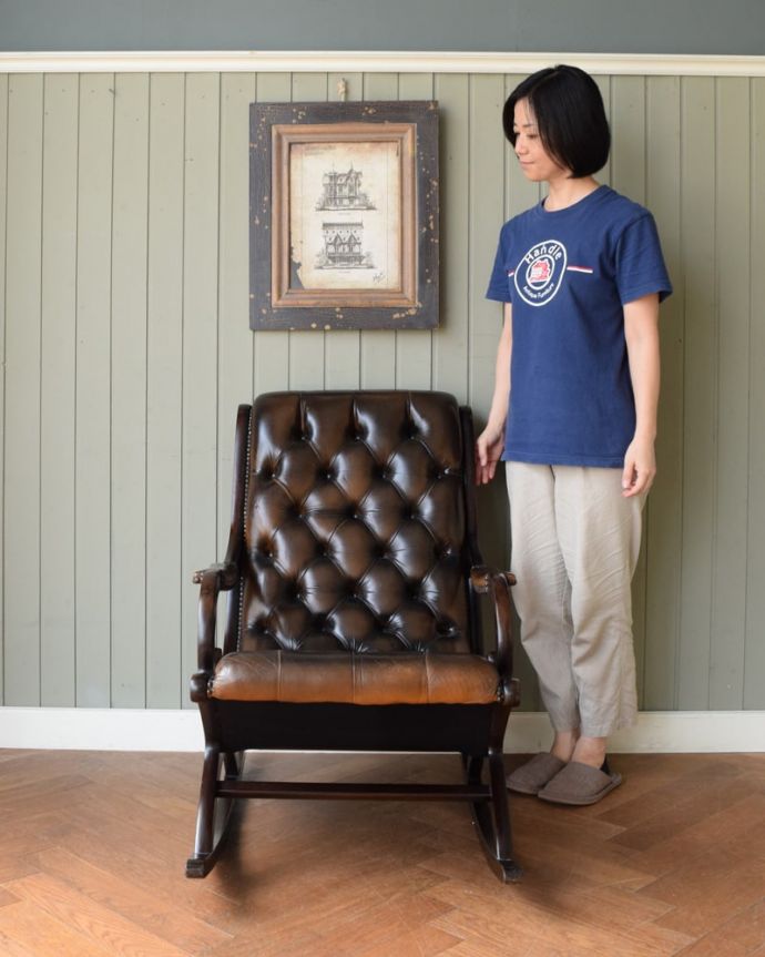 1Pソファ(ラウンジチェア)　アンティーク チェア　アンティーク ロッキングチェアー。見た目も座り心地もカッコいいロッキングチェア英国アンティークらしい高級感漂う究極の一脚。(k-1702-c)