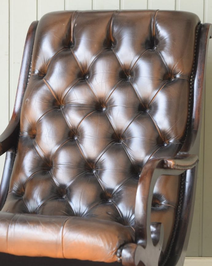 1Pソファ(ラウンジチェア)　アンティーク チェア　アンティーク ロッキングチェアー。ゆったりと包み込んでくれます時間を忘れてゆったりとくつろげる背もたれ。(k-1702-c)