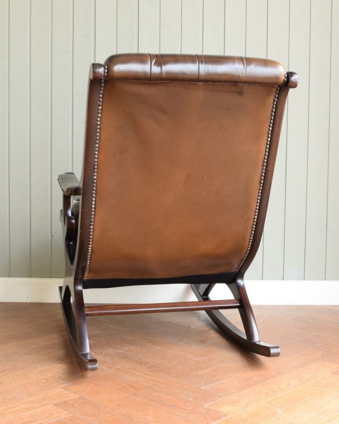 1Pソファ(ラウンジチェア)　アンティーク チェア　アンティーク ロッキングチェアー。後ろ姿までカッコいいドッシリとカッコいい後ろ姿に惚れ惚れ･･･新品ではないので経年変化によるキズはありますが、キレイなものを選んで来ました。(k-1702-c)