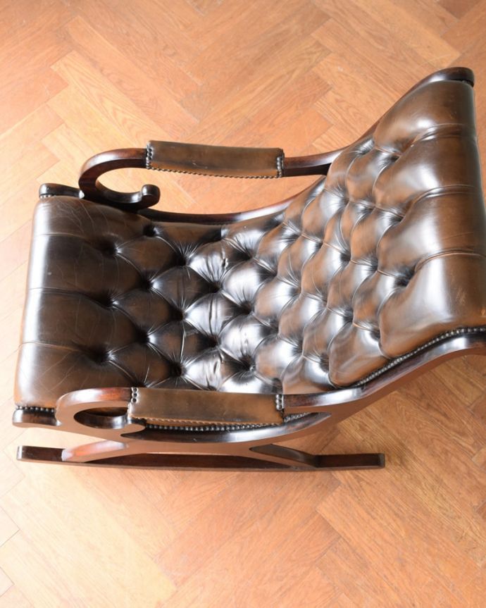 1Pソファ(ラウンジチェア)　アンティーク チェア　アンティーク ロッキングチェアー。上から見ると･･･ヴィンテージなのでキズや汚れはありますが、キレイなものを選びました。(k-1702-c)