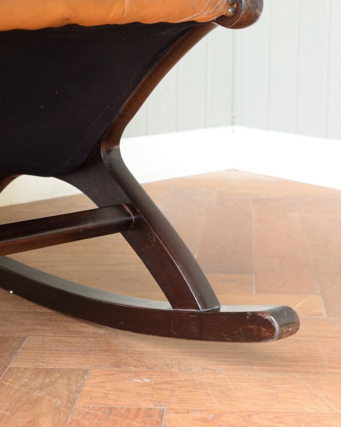 1Pソファ(ラウンジチェア)　アンティーク チェア　アンティーク ロッキングチェアー。床を滑らせて移動出来ますHandleでは脚の裏にフェルトキーパーをお付けしているので、持ち上げなくても床を滑らせれば移動できます。(k-1702-c)