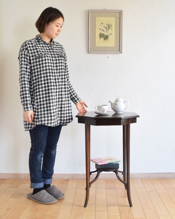 アンティークのテーブル　アンティーク家具　お花の装飾が付いた天板が美しいアンティーク　オケージョナルテーブル。そっと壁に付けて置くだけで、オシャレな雰囲気に。(k-1702-f)