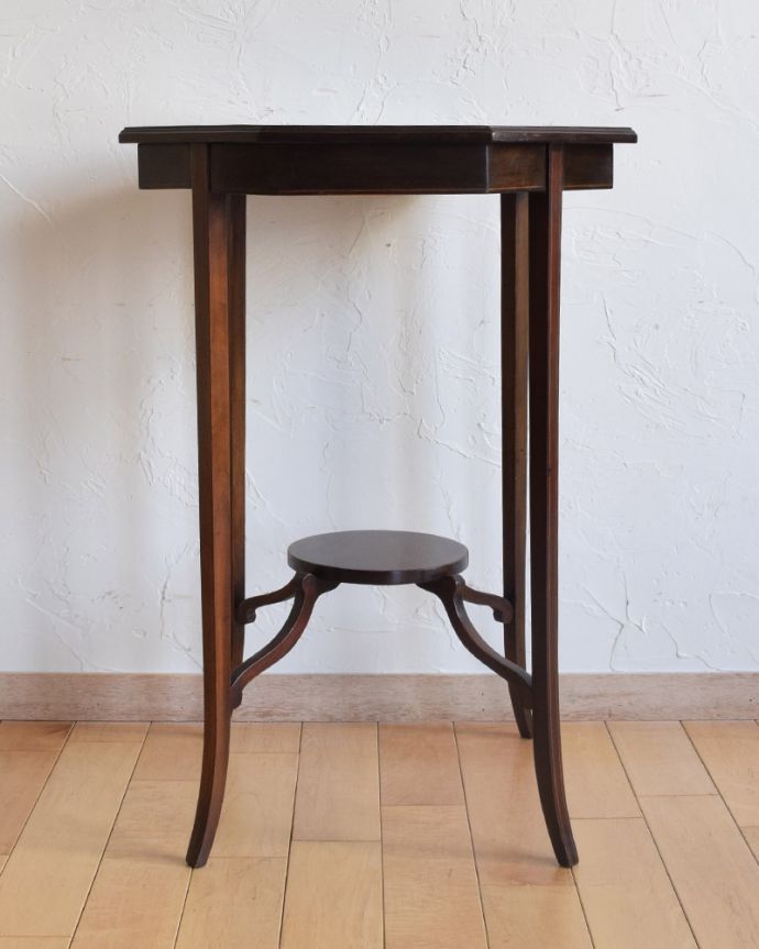 アンティークのテーブル　アンティーク家具　お花の装飾が付いた天板が美しいアンティーク　オケージョナルテーブル。細くて繊細なラインが美しい脚。(k-1702-f)