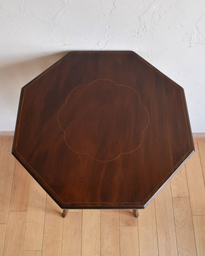 アンティークのテーブル　アンティーク家具　お花の装飾が付いた天板が美しいアンティーク　オケージョナルテーブル。天板です。(k-1702-f)