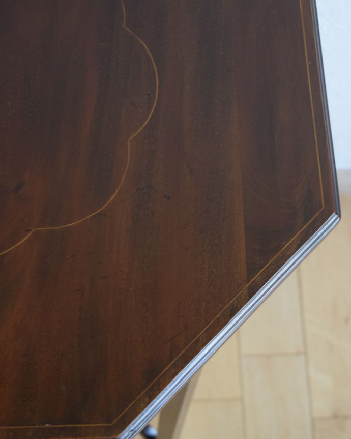 アンティークのテーブル　アンティーク家具　お花の装飾が付いた天板が美しいアンティーク　オケージョナルテーブル。天板には中央と縁に繊細な象嵌が入っています。(k-1702-f)