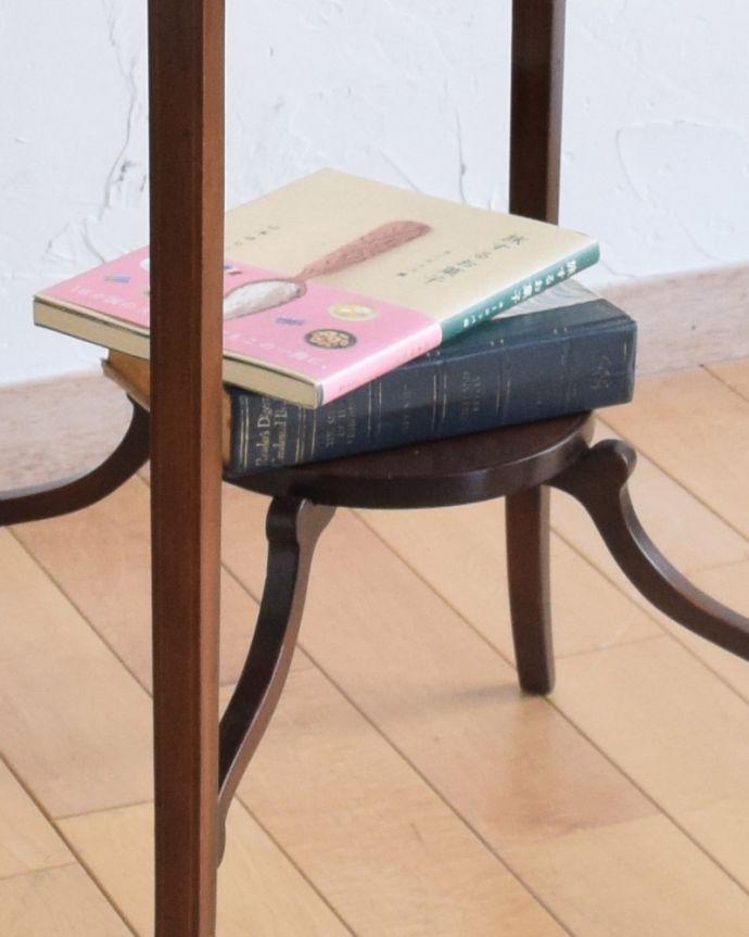 アンティークのテーブル　アンティーク家具　お花の装飾が付いた天板が美しいアンティーク　オケージョナルテーブル。下にはちょっとした物置があります。(k-1702-f)