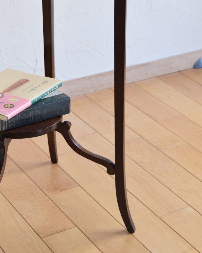 アンティークのテーブル　アンティーク家具　お花の装飾が付いた天板が美しいアンティーク　オケージョナルテーブル。しっかりテーブルを支えます。(k-1702-f)