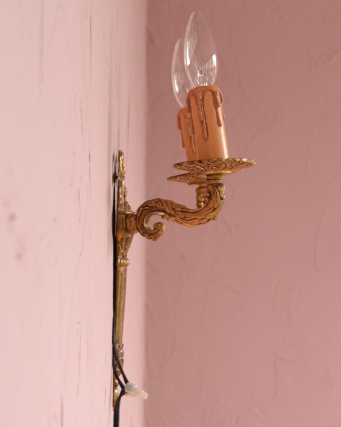 壁付けブラケット 照明・ライティング リボンの装飾が可愛い、真鍮製の英国のアンティーク壁付け照明(2灯タイプ)(E17シャンデリア球付)。壁のお洒落を楽しむのにはピッタリな存在感です。(k-1702-z)