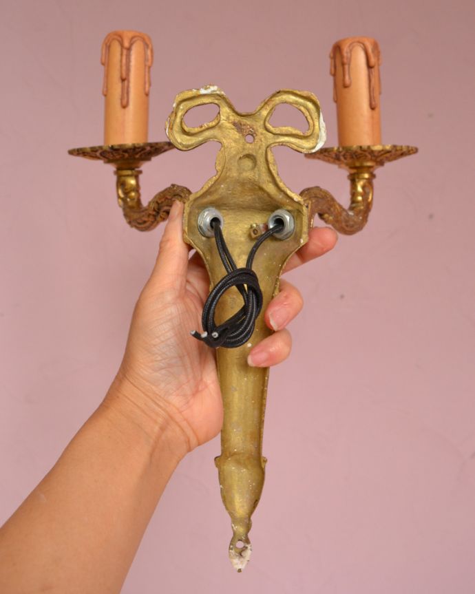 壁付けブラケット 照明・ライティング リボンの装飾が可愛い、真鍮製の英国のアンティーク壁付け照明(2灯タイプ)(E17シャンデリア球付)。壁の中に配線をする場合は、電気屋さんによる取り付け工事が必要です。(k-1702-z)