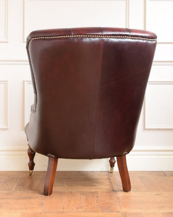 1Pソファ(ラウンジチェア)　アンティーク チェア　アンティーク パーソナルチェアー。後ろ姿までカッコいいドッシリとカッコいい後ろ姿に惚れ惚れしてしまいます。(k-1703-c)