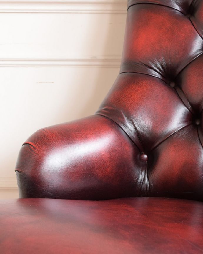 1Pソファ(ラウンジチェア)　アンティーク チェア　アンティーク パーソナルチェアー。アーム部分もカッコいい肘を掛けておけるアームチェアは座ったときにやっぱりラク。(k-1703-c)