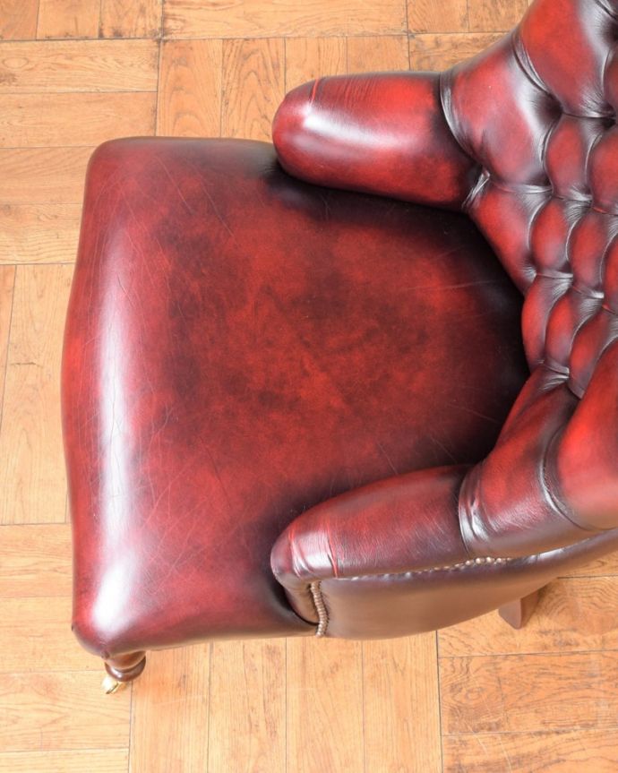 1Pソファ(ラウンジチェア)　アンティーク チェア　アンティーク パーソナルチェアー。革貼りの座面ヴィンテージなのでキズや汚れはありますが、キレイなものを買い付けて来ています。(k-1703-c)