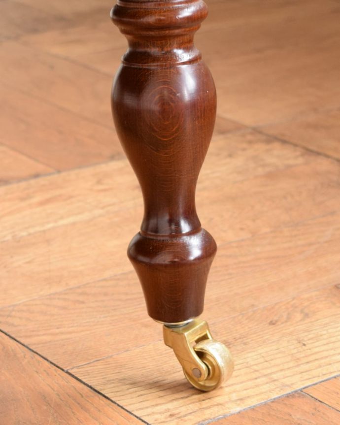 1Pソファ(ラウンジチェア)　アンティーク チェア　アンティーク パーソナルチェアー。脚先にはキャスターがアンティークのものは現代のもののようにプラスチックではないため動きはよくありませんが調整したので動きます。(k-1703-c)