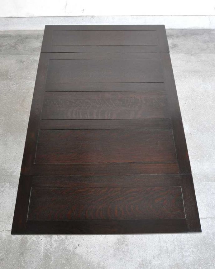 アンティークのテーブル　アンティーク家具　英国輸入のアンティーク家具、サイズが変えられる便利なドローリーフテーブル（ダイニングテーブル）。やっぱりテーブルは天板が重要全部開いた状態で天板を上から見てみるとこんな感じです。(k-1706-f)