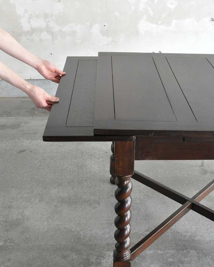 アンティークのテーブル　アンティーク家具　英国輸入のアンティーク家具、サイズが変えられる便利なドローリーフテーブル（ダイニングテーブル）。誰でもカンタン！引っ張るだけでOK。(k-1706-f)