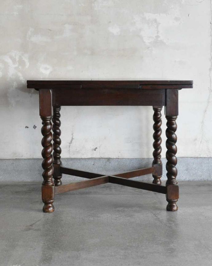 アンティークのテーブル　アンティーク家具　英国輸入のアンティーク家具、サイズが変えられる便利なドローリーフテーブル（ダイニングテーブル）。横から見るとこんな感じ真横から見てみるとこんな感じ。(k-1706-f)