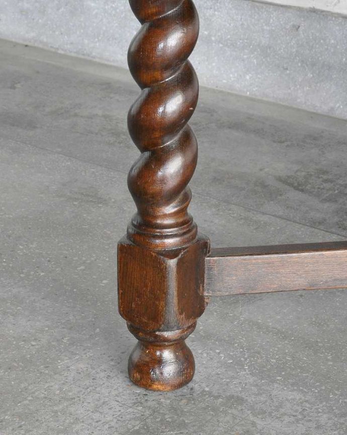 アンティークのテーブル　アンティーク家具　英国輸入のアンティーク家具、サイズが変えられる便利なドローリーフテーブル（ダイニングテーブル）。持ち上げなくても移動できます！Handleのアンティークは、脚の裏にフェルトキーパーをお付けしていますので、持ち上げなくても床を滑らせて移動させることが出来ます。(k-1706-f)