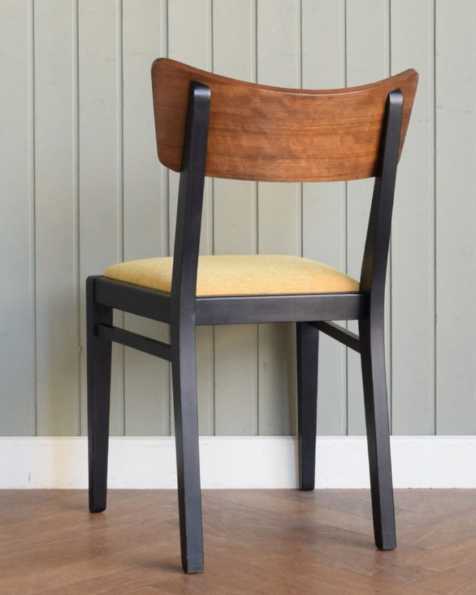 G-PLAN(Gプラン)　アンティーク チェア　ヴィンテージチェア商品UP用(G-plan)。後ろ姿にも自信があります新品ではないので経年変化によるキズはありますが、専門の職人が目立たないようキレイにお直しをしているので、後姿までキレイです。(k-1707-c)