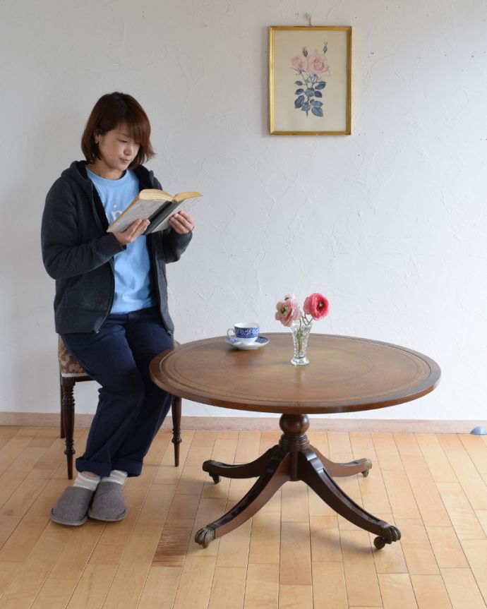 アンティークのテーブル アンティーク家具 めずらしく革張り天板のコーヒーテーブル、イギリスのアンティーク家具。優雅な時間が過ごせる英国スタイルのコーヒーテーブルどんな場所に置いても美しいデザインでみんなを魅了する英国アンティーク。(k-1707-f)