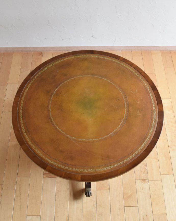 アンティークのテーブル アンティーク家具 めずらしく革張り天板のコーヒーテーブル、イギリスのアンティーク家具。天板を上から見ると・・・コーヒーテーブルの天板は毎日使う場所だから専門の職人がしっかり修復しました。(k-1707-f)
