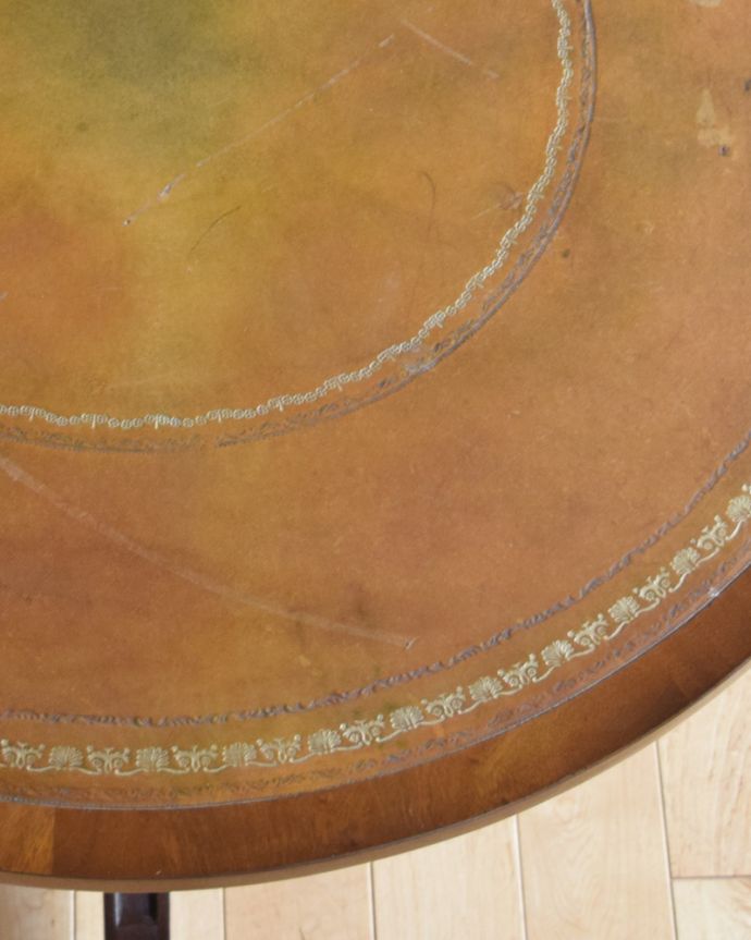 アンティークのテーブル アンティーク家具 めずらしく革張り天板のコーヒーテーブル、イギリスのアンティーク家具。近づいて見てみると・・・アンティークはもちろん新品ではないので小さなキズや汚れはありますが、キレイにお直ししたので満足して頂ける自信があります!。(k-1707-f)