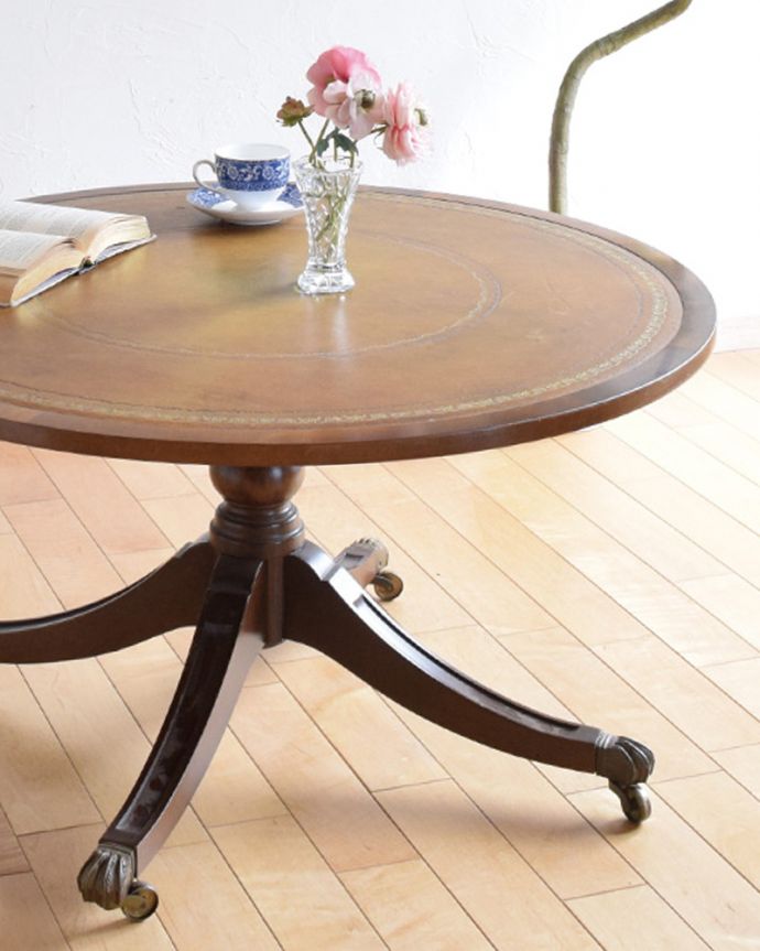 アンティークのテーブル アンティーク家具 めずらしく革張り天板のコーヒーテーブル、イギリスのアンティーク家具。英国らしいデザインのうつくしさにうっとり・・・脚のデザインだけ見ても、アンティークらしさが感じられるんです。(k-1707-f)