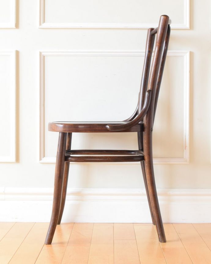 ベントウッドチェアの側面