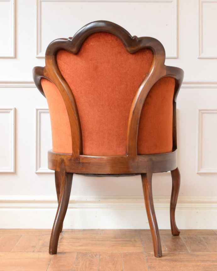 アンティーク チェア　アームチェア　優雅な後ろ姿にうっとり･･･うっとりするほど優雅な後ろ姿。(k-1709-c)