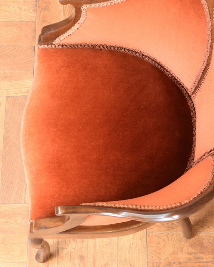 アンティーク チェア　アームチェア　座面を上から見るとこんな感じ座面は布貼りなので、長時間座っても疲れません。(k-1709-c)