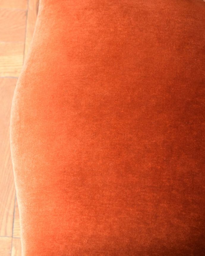 アンティーク チェア　アームチェア　生地もこだわって選びました椅子の優雅さをそのままにしておきたくて、座面の生地選びにもこだわりました。(k-1709-c)