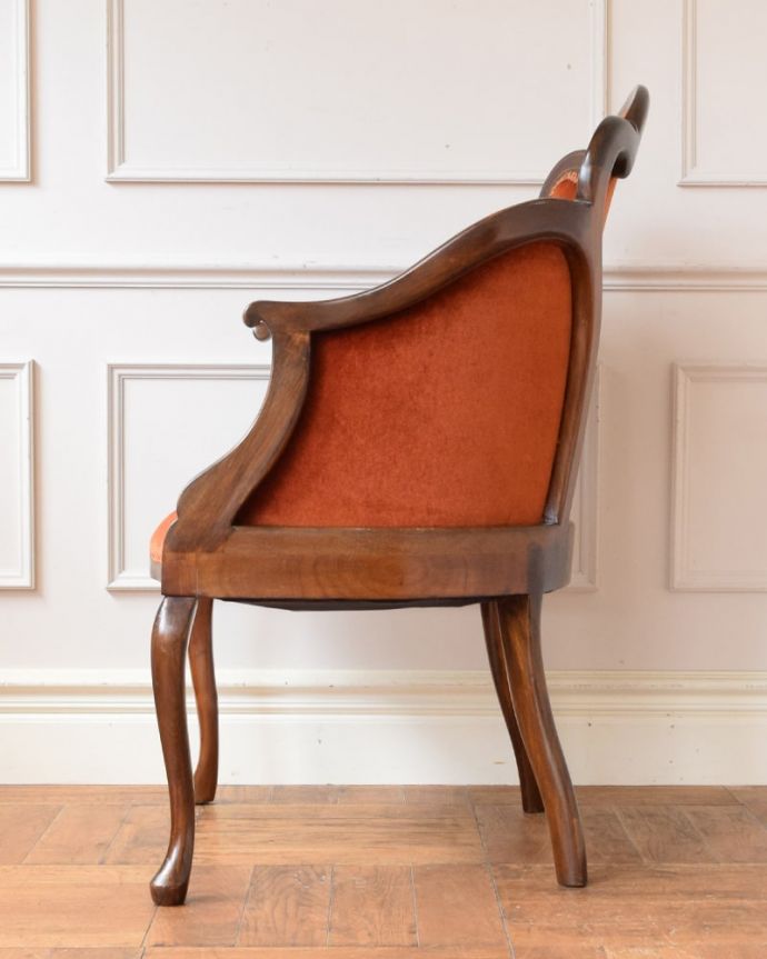 アンティーク チェア　アームチェア　横から見ても優雅な立ち姿横から見る姿も綺麗です。(k-1709-c)
