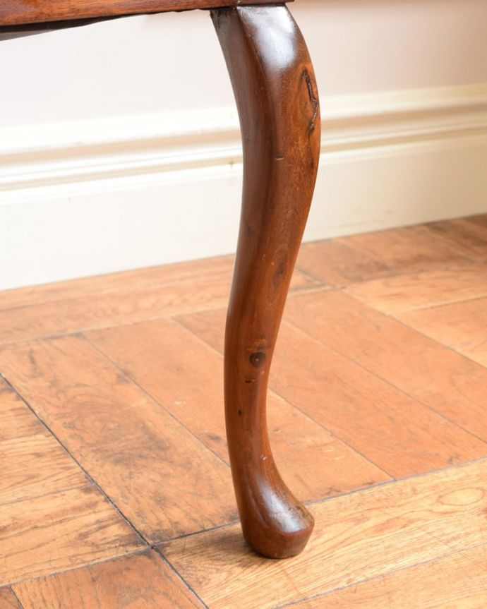 アンティーク チェア　アームチェア　床を滑らせて移動出来ますHandleではアンティークチェアの脚の裏にフェルトキーパーをお付けしています。(k-1709-c)