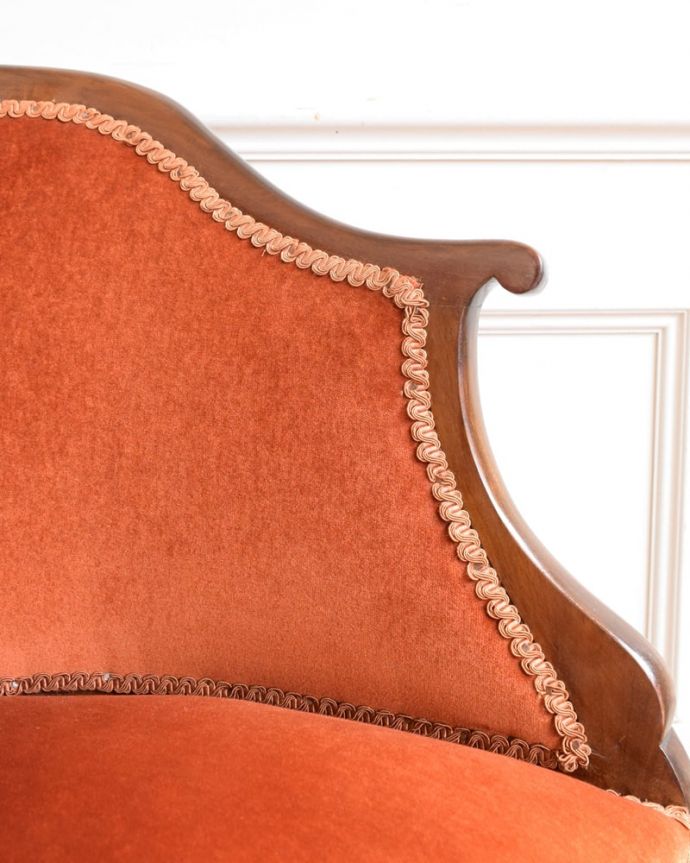 1Pソファ(ラウンジチェア)　【アンティークチェア商品UP用】　ラウンジチェア商品UP用(フレンチ/アーム付)。アーム部分にも注目肘を掛けておけるアームチェアは座ったときにやっぱりラク。(htc-02-2-2-3)