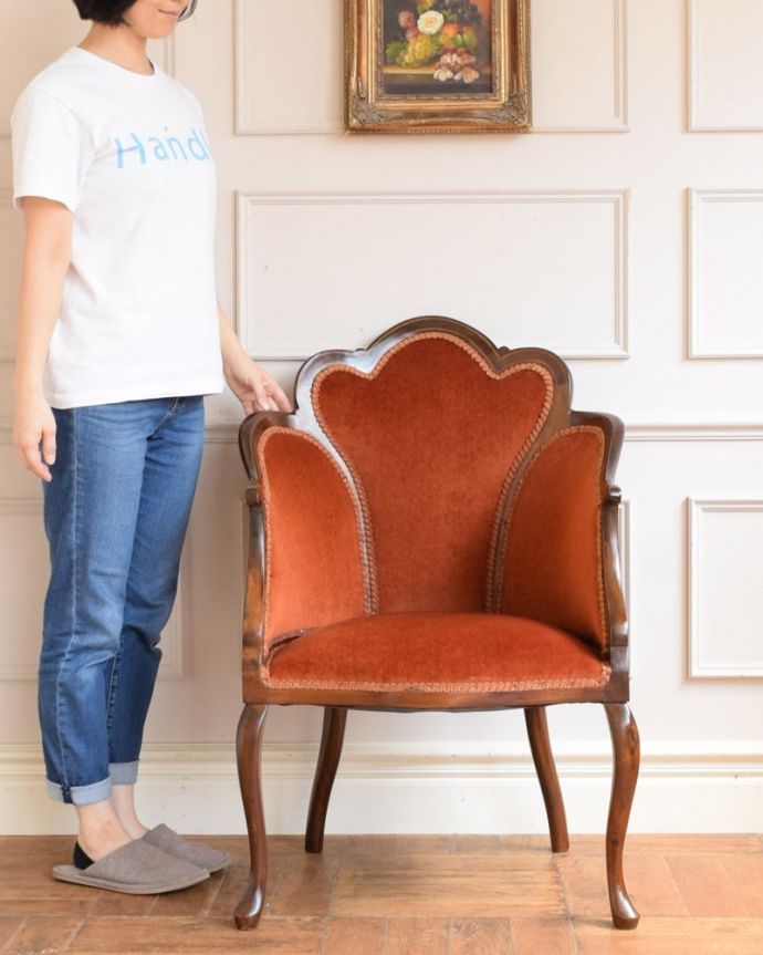 アンティーク チェア　アームチェア　上品な雰囲気が漂うチェアアンティークならではの美しいフォルムの椅子は飾っても使っても楽しむことができます。(k-1709-c)