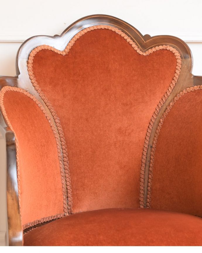 アンティーク チェア　アームチェア　背もたれにもクッションがあります柔らかくカーブした背もたれがふんわりと包み込んでくれます。(k-1709-c)