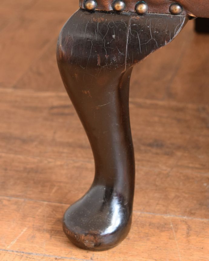 パーソナルチェア　アンティークチェア・椅子　ウィングバックチェア　床を滑らせて移動出来ますHandleではアンティークチェアの脚の裏にフェルトキーパーをお付けしています。(k-1710-c)