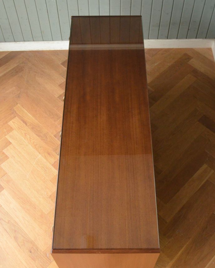 G-PLAN(Gプラン) アンティーク家具 G-PLANデザインのチェスト(サイドボード)、ヴィンテージの北欧家具。天板にはガラスが乗っているので、水拭きでお手入れできます。(k-1710-f)