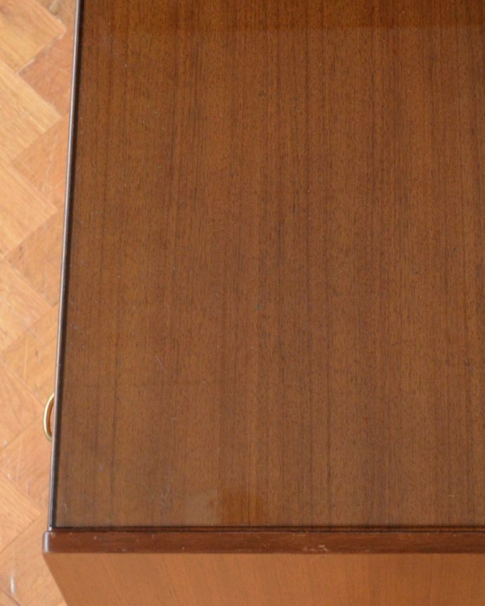 G-PLAN(Gプラン) アンティーク家具 G-PLANデザインのチェスト(サイドボード)、ヴィンテージの北欧家具。ガラス板が乗っているので、水拭きもできて、実用的です。(k-1710-f)